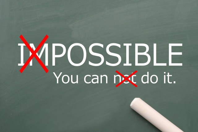 黒板に不可能ではないことを英単語を使って表している。