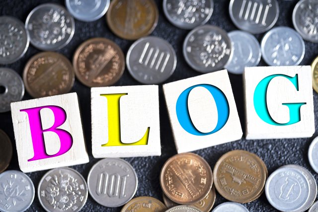 ブログのロゴが日本のお金に囲まれている