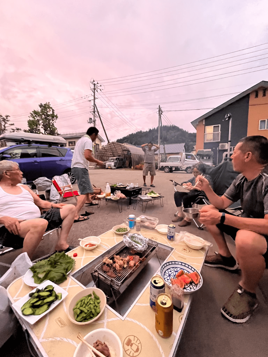 バーベキューや飲み会など定期的に開催される ※田尻さん提供写真