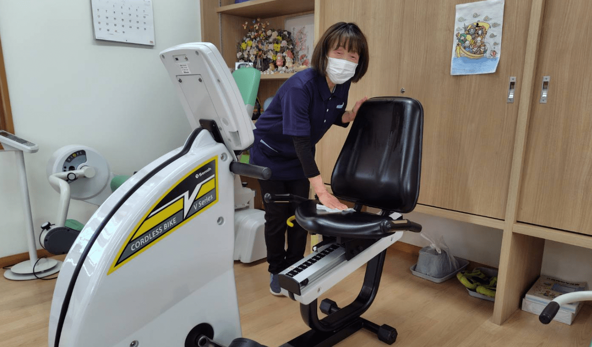 七浦リハビリセンターで働く様子（飯居さん提供写真）