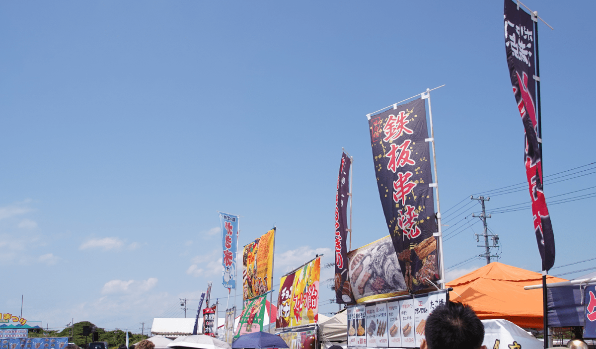 あわびをはじめとした魚介類はもちろん、松阪牛を使った串焼きや手こね寿司などの郷土料理も食べられることから例年多くのファミリー層や観光客が訪れます。