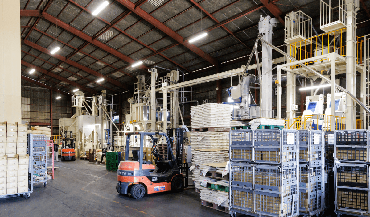 安全性に配慮した工場内。従業員同士の声がけを徹底