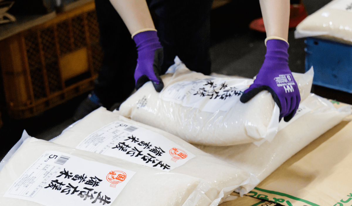 袋詰めされた米を均等に並べていく