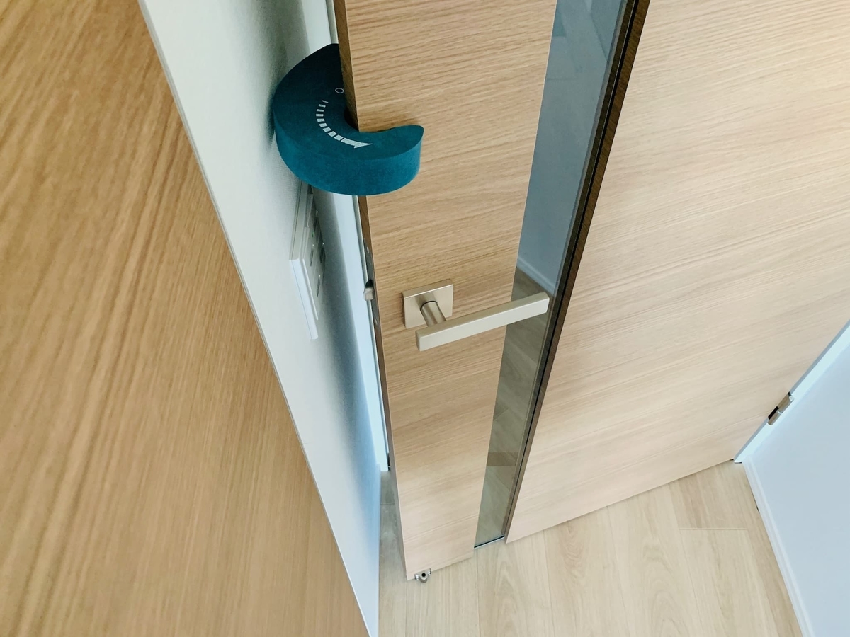 ドアストッパーを付けたドアの閉まり具合