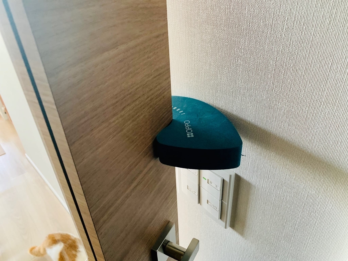 反対側から見たドアストッパーの隙間