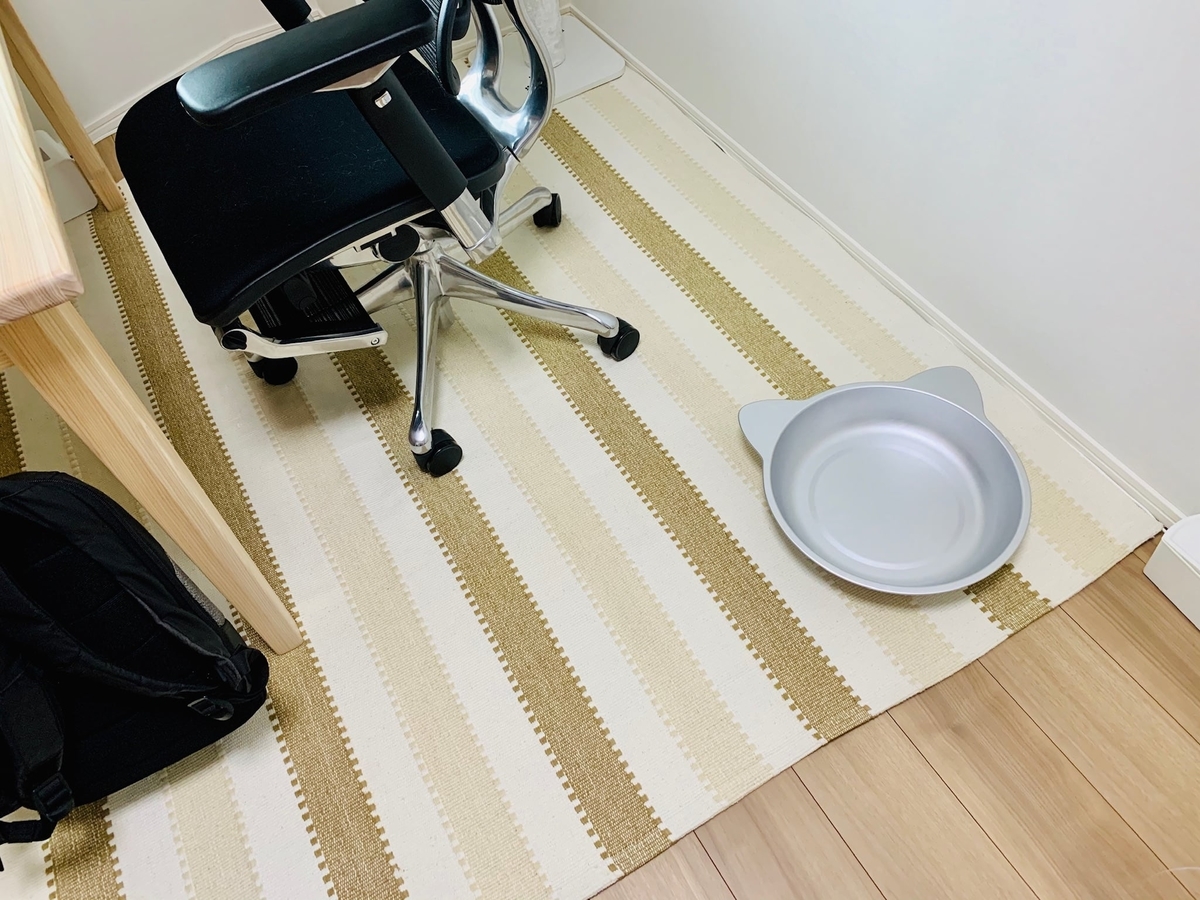 仕事部屋に置いたひんやり猫鍋