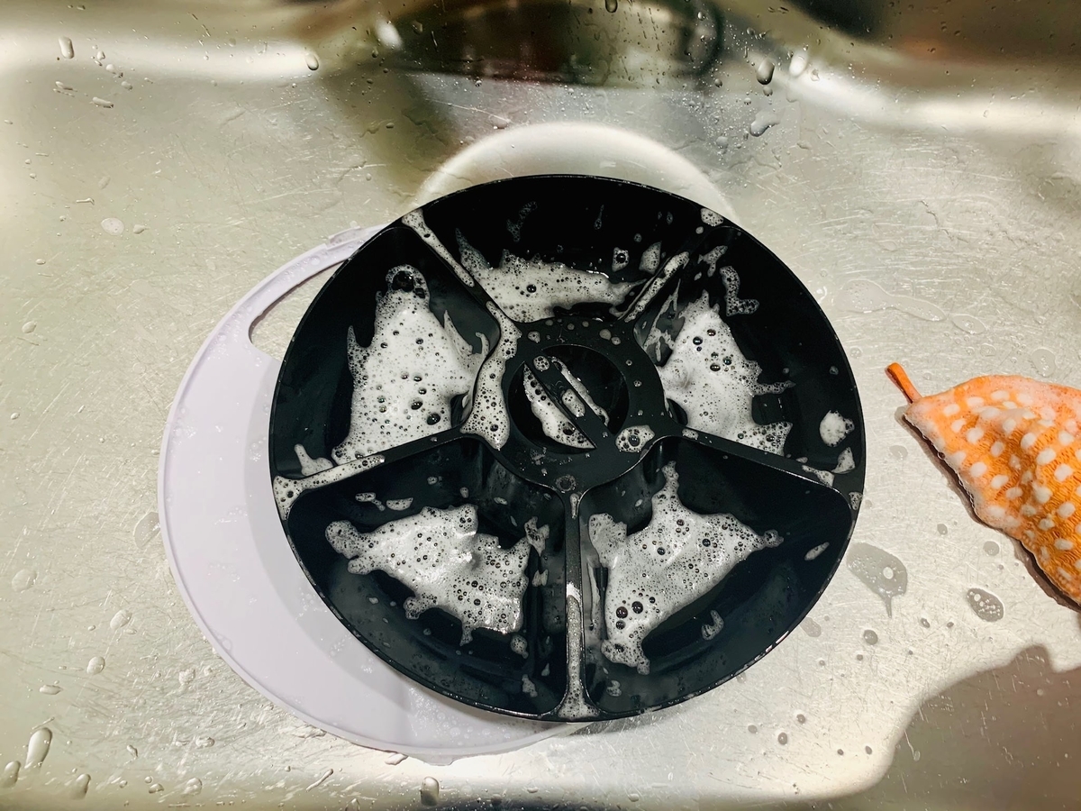 自動給餌器を洗う2