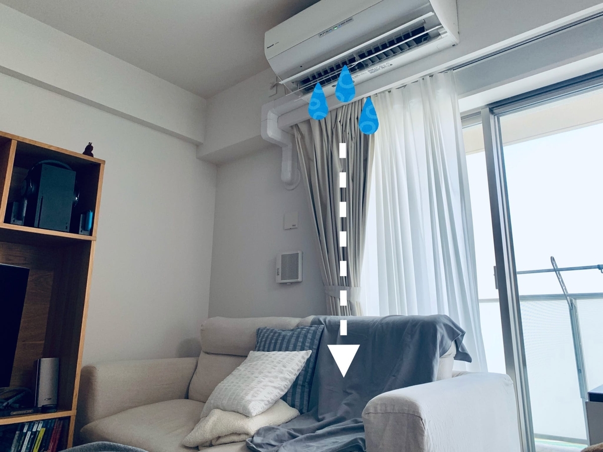 水が漏れるエアコンの下に置いたタオル1