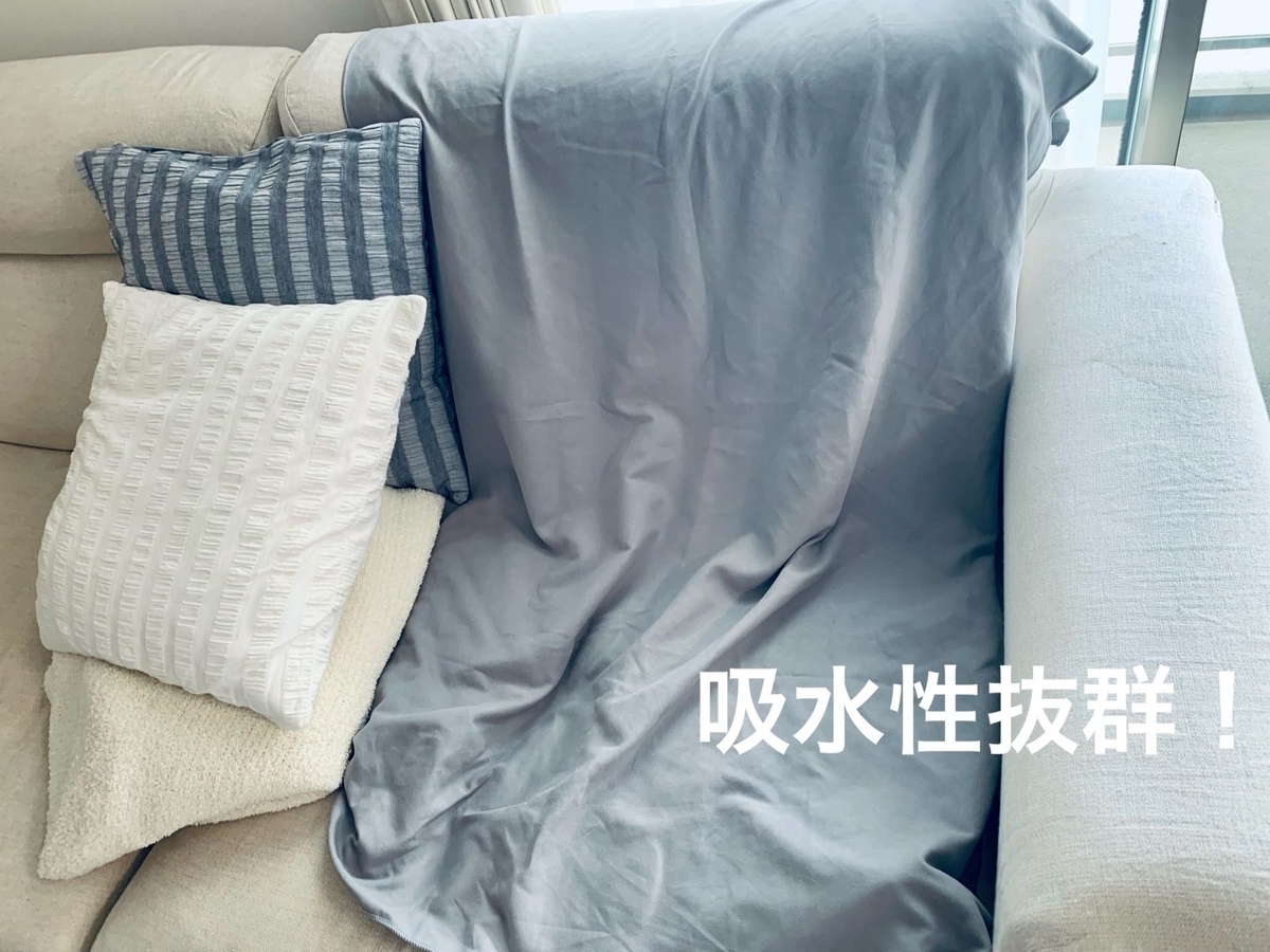 水が漏れるエアコンの下に置いたタオル2