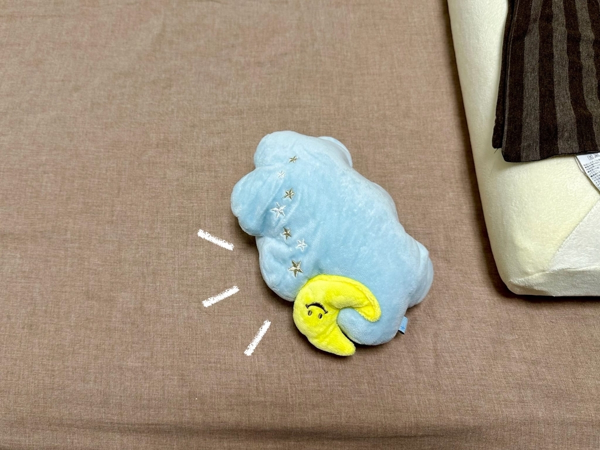 ベッドに落とされたクッション