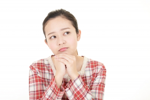何かを考えている女性の画像