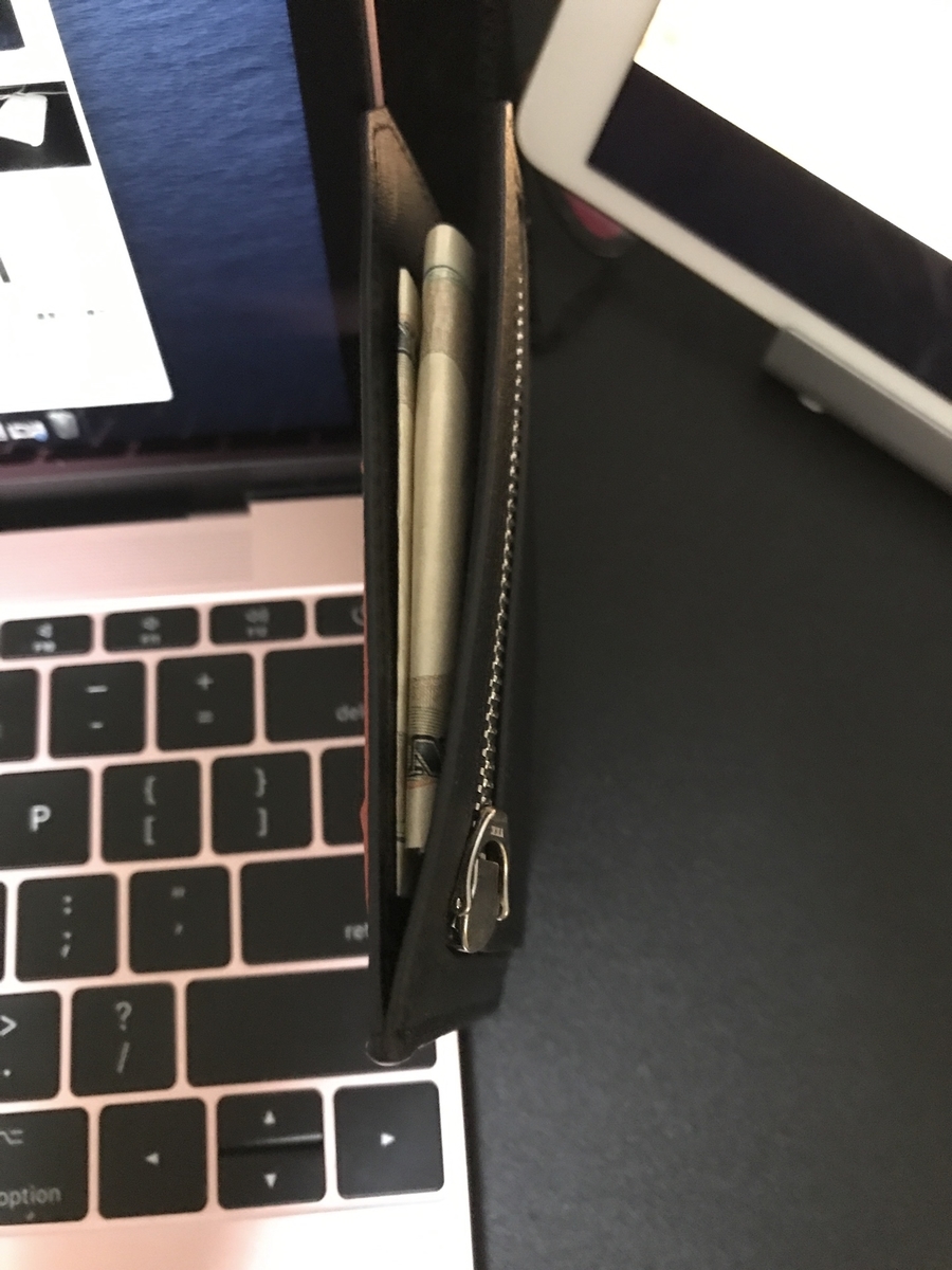 f:id:tizberius:20191105210634j:plain フリーポケットにお札を入れた写真(見る価値なし)