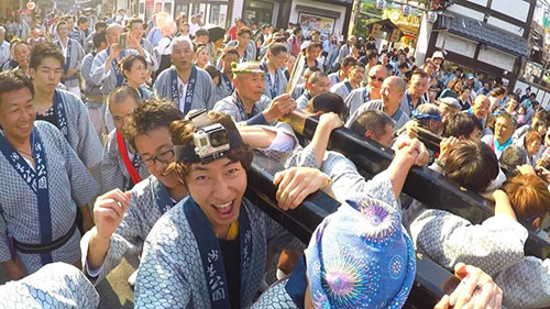 浅草三社祭 神輿の先頭はケンカ必至 江戸の 粋 を担いだ ワッショイ黄太郎 週末お祭りハンター 浅草三社祭 神輿の先頭はケンカ必至 江戸の 粋 を担いだ ワッショイ黄太郎 週末お祭りハンター