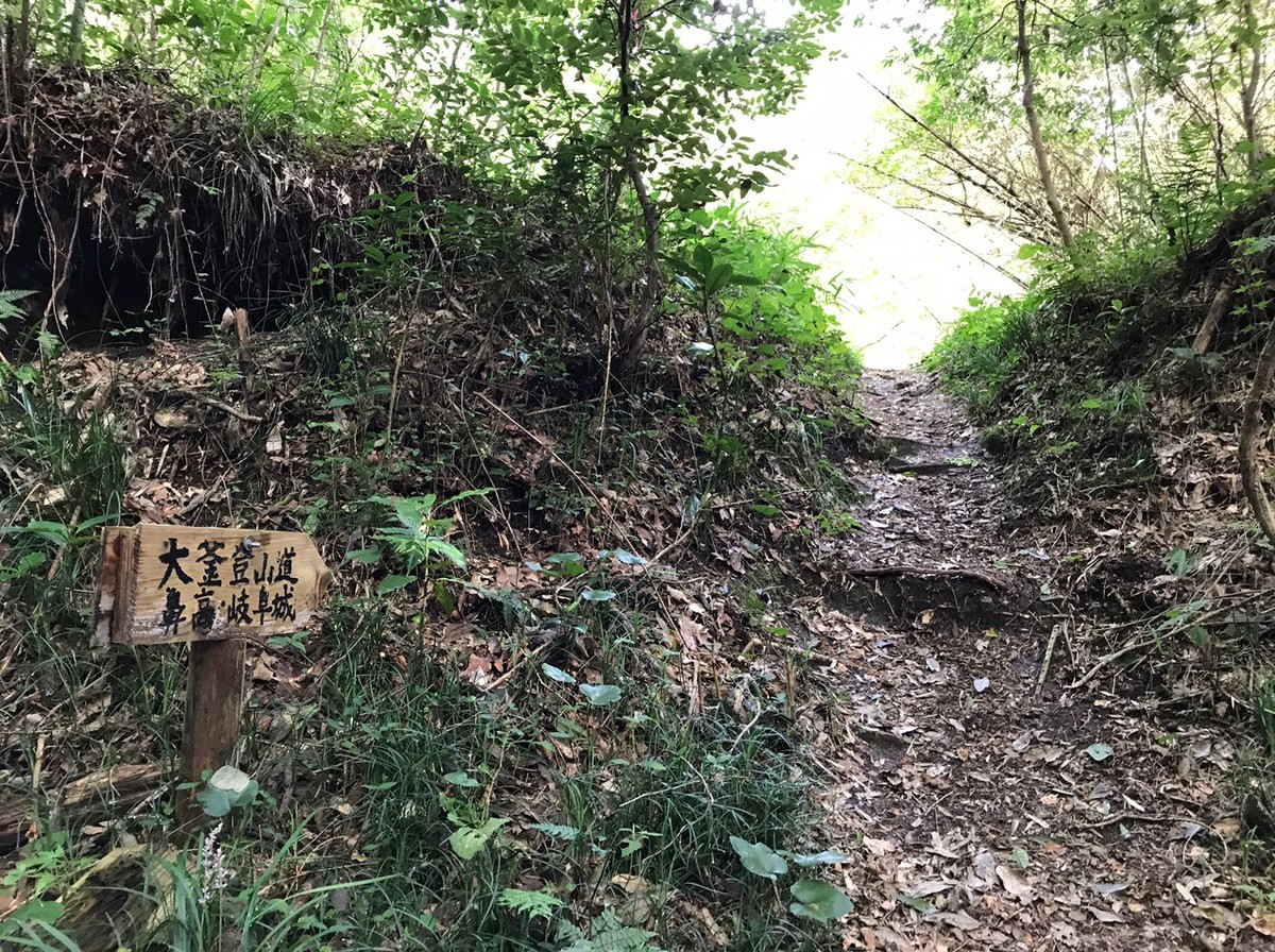 看板の先は細い道