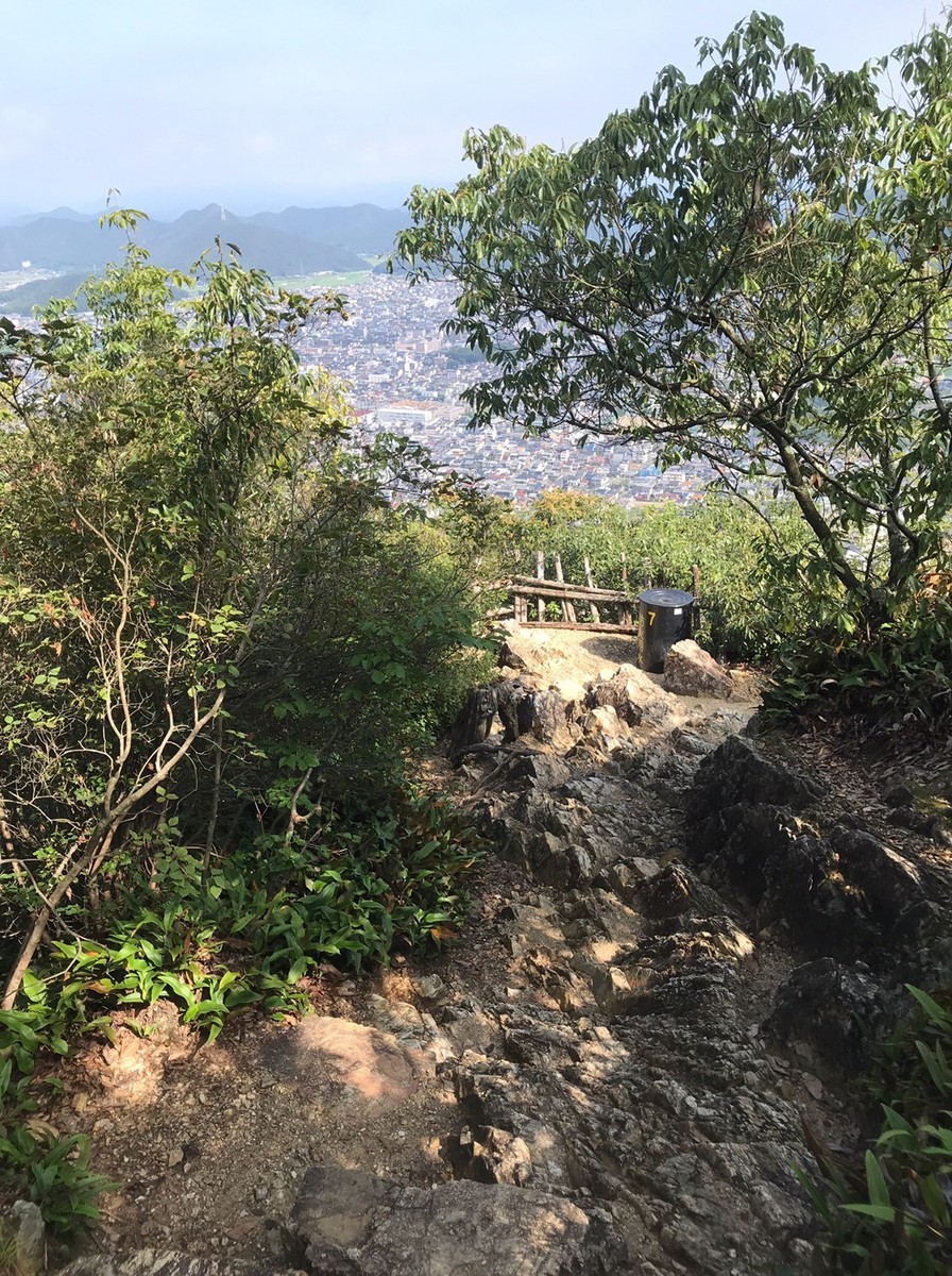 「めい想の小径」を下る