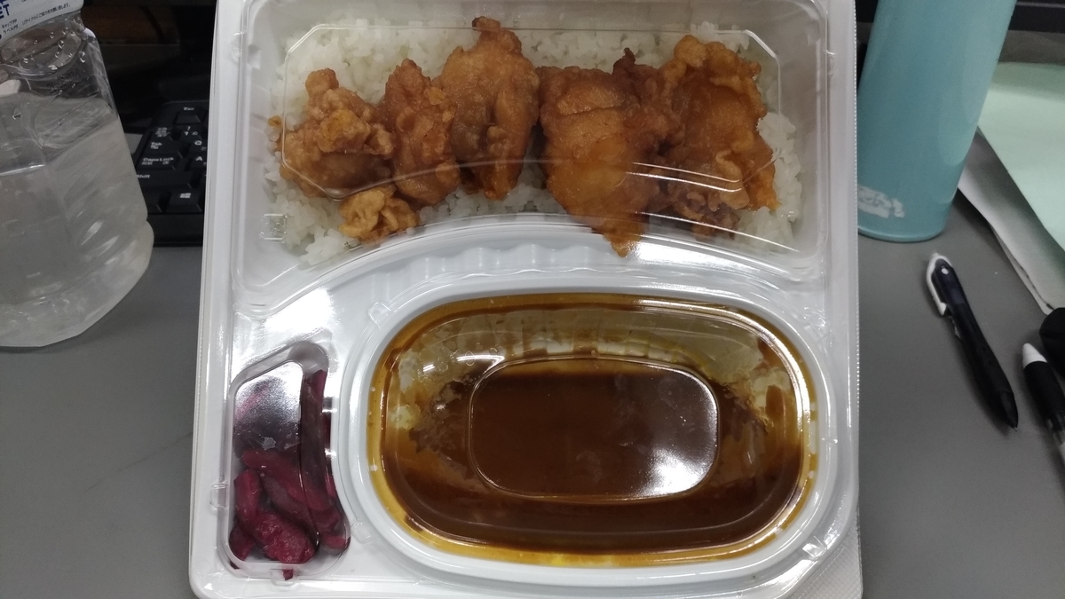唐揚げカレー　傾けてもルーがこぼれない画期的な弁当容器