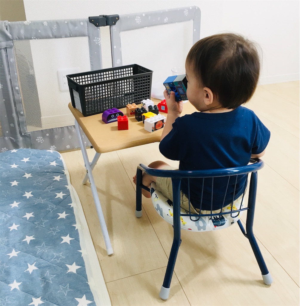 1歳7ヶ月息子 作業台を手に入れる ニトリの折り畳みデスクが豆椅子にちょうどいいサイズです まいにちきろくノート