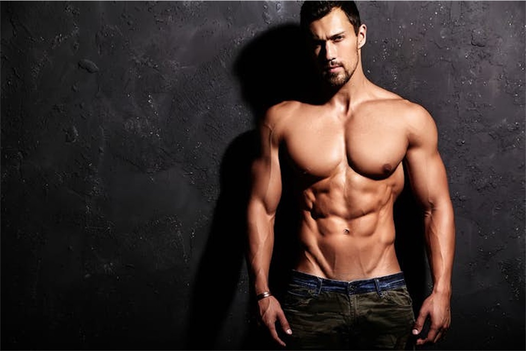 男も女も惚れ惚れする胸板 熱い胸板こそがスーツを制する サラリーマン肉体改造アドバイザー テル