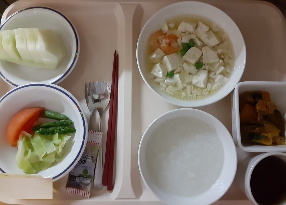 産後3日目の夕食、ゆで野菜のサラダやおぼろ豆腐、メロンなど、美味しくいただきました