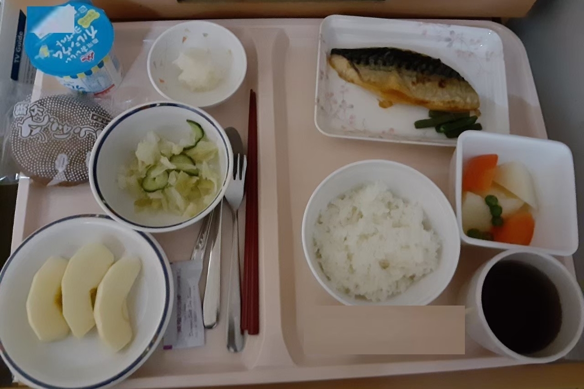 産後4日目の夕食、デザートの丸ぼうろが素朴な味で美味しかったです。