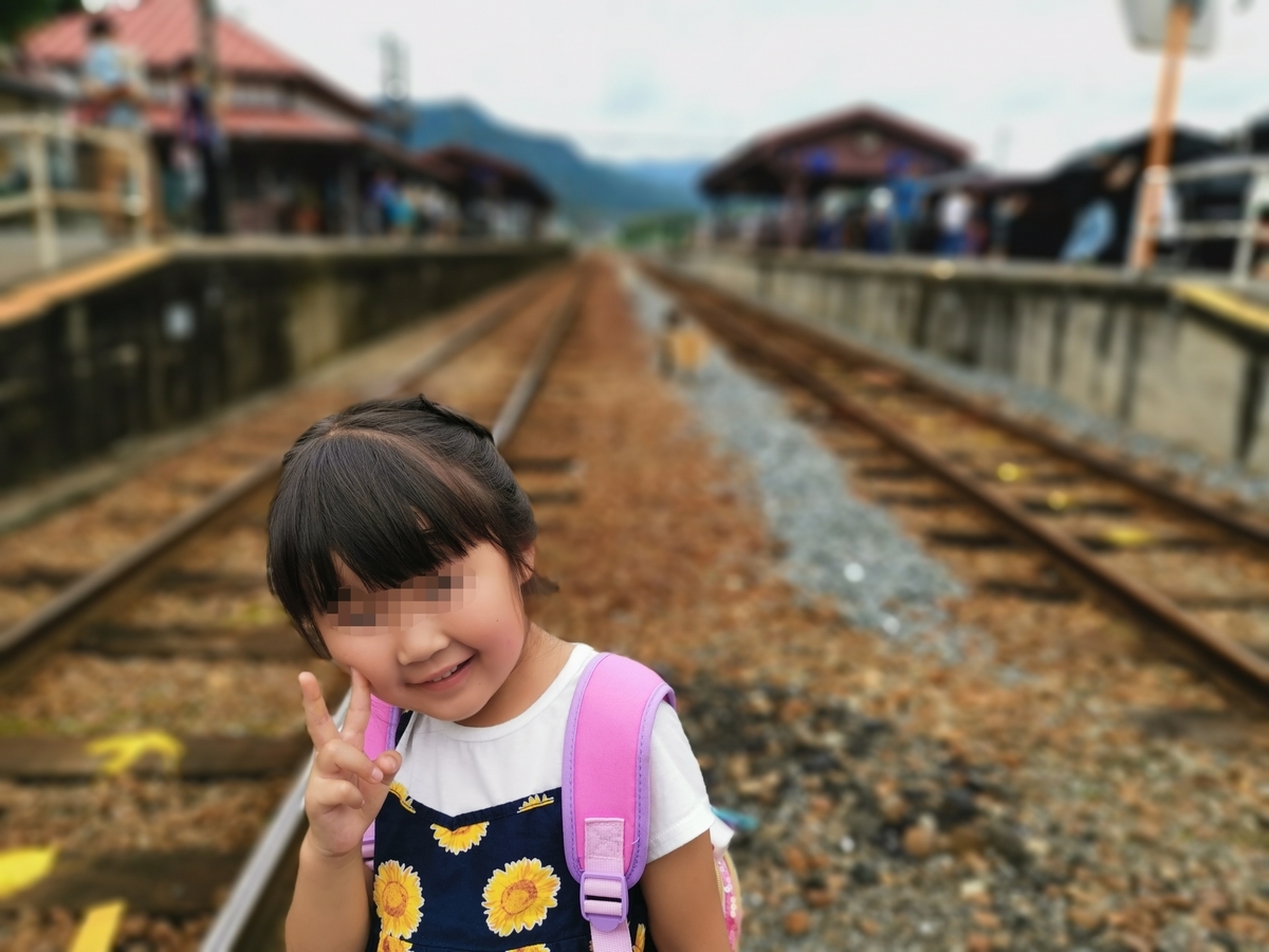 線路に立つ娘
