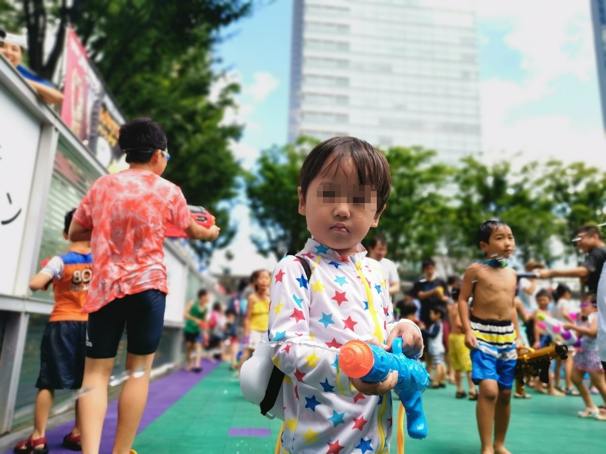 水鉄砲で遊ぶ息子