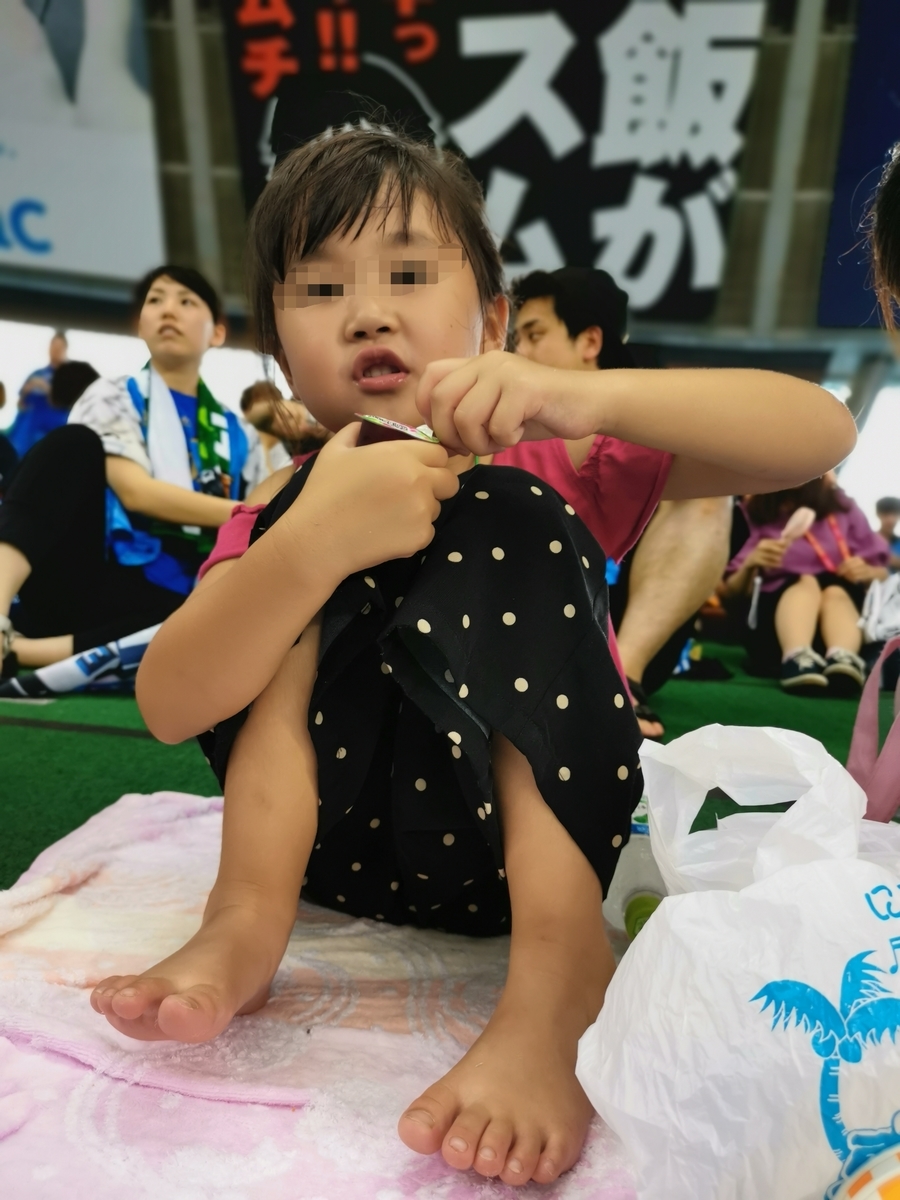 プロ野球観戦をせずお菓子を食べる5歳児