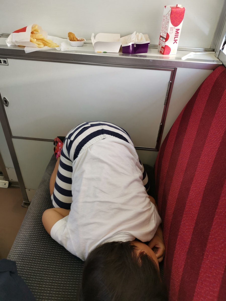 電車内で寝る息子子供