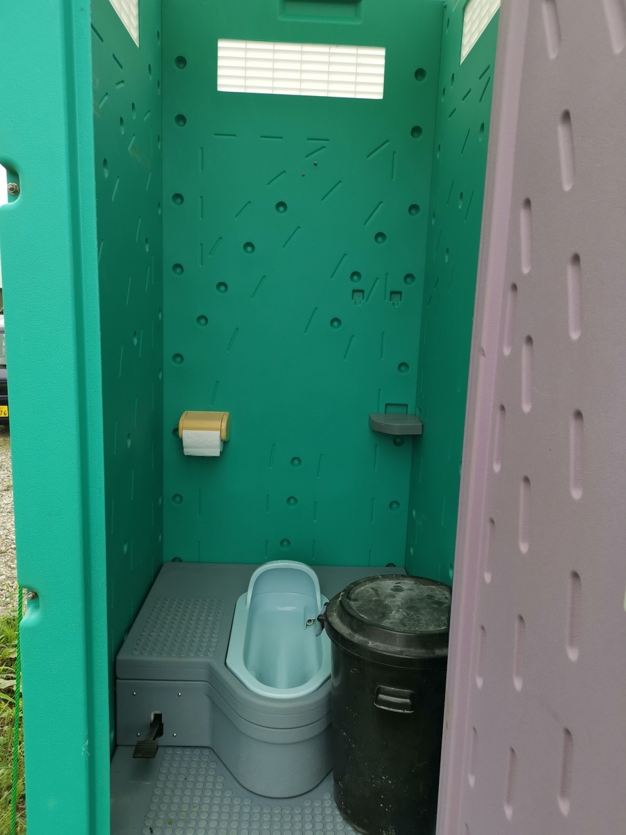 仮設トイレの中