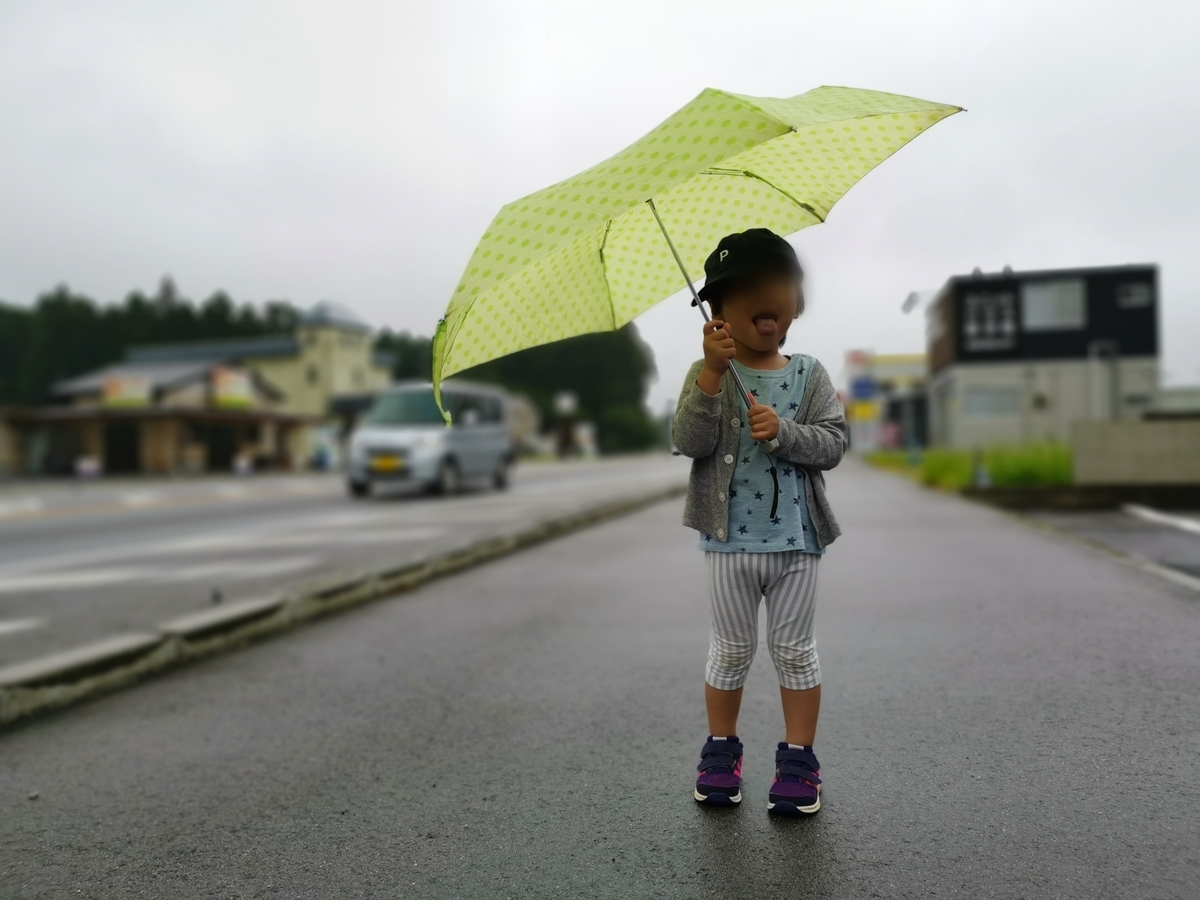 傘をさす2歳児