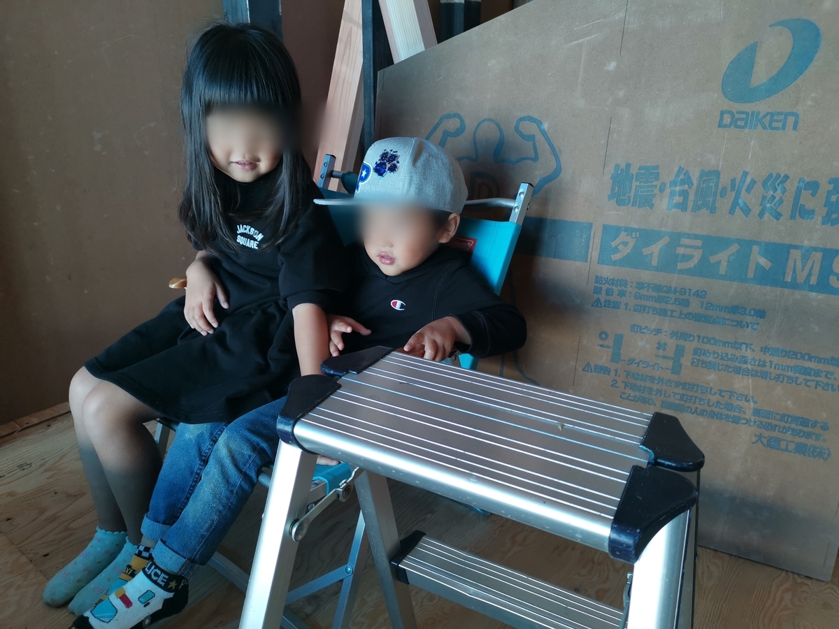 椅子に座る子供たち