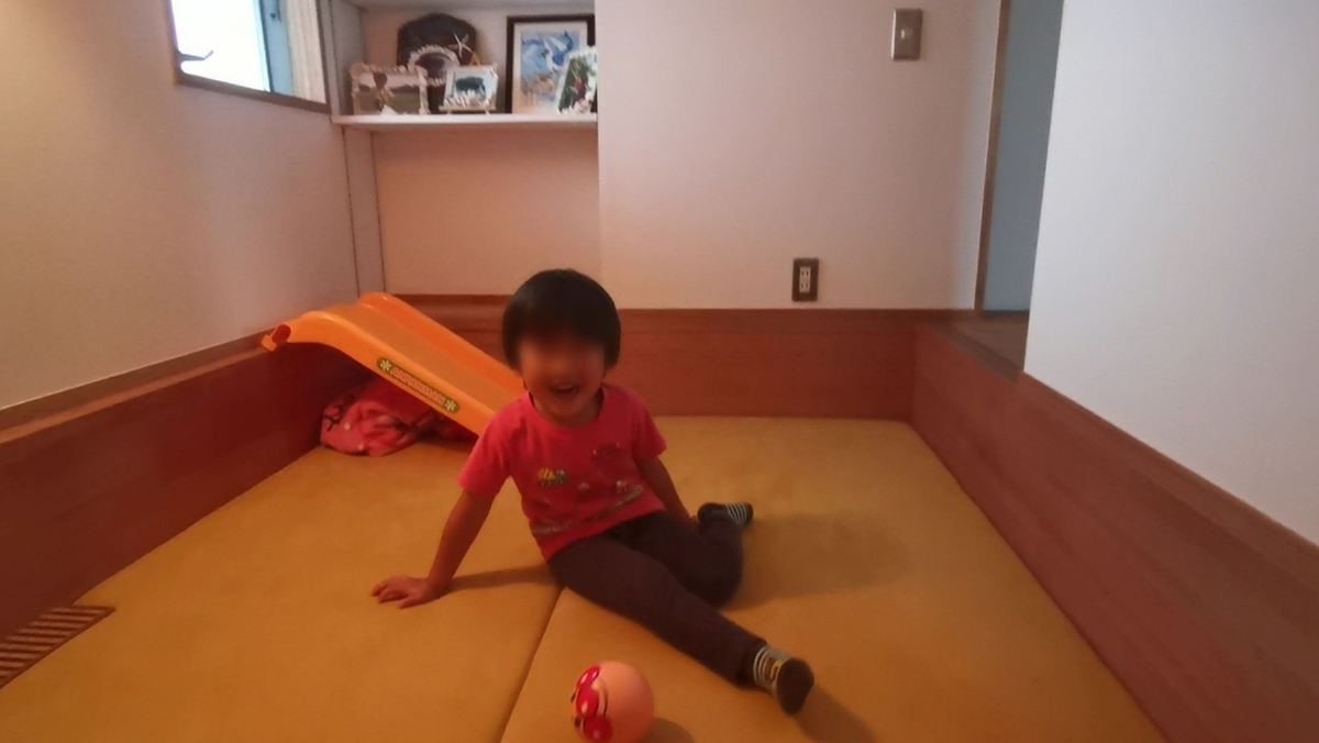 f:id:to-ichi:20201001175258j:plain 家の中で遊ぶ子供