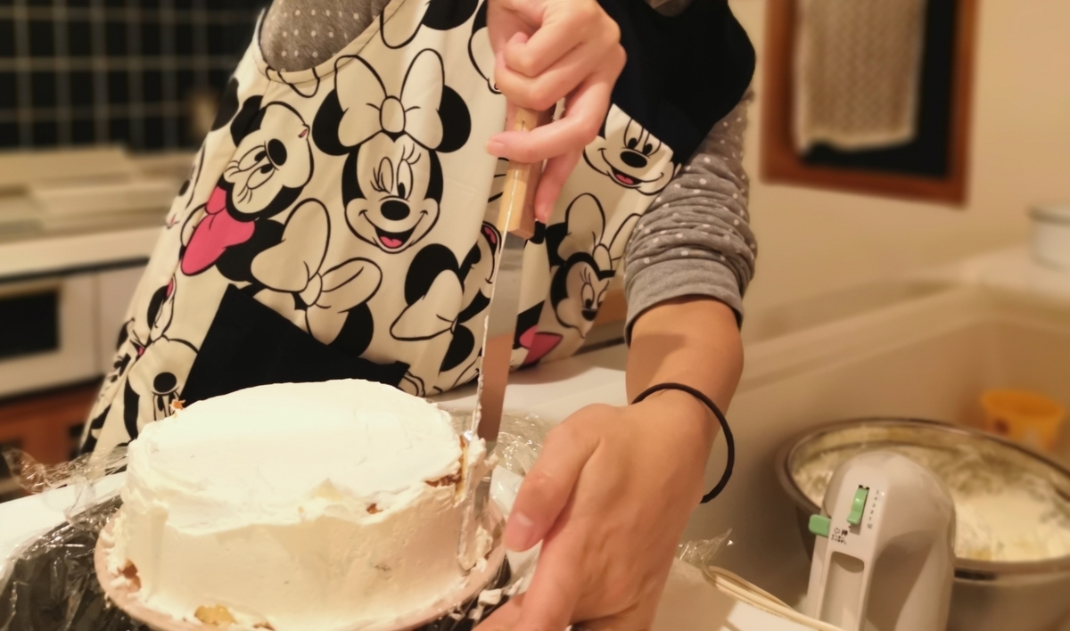 ケーキを作るママ
