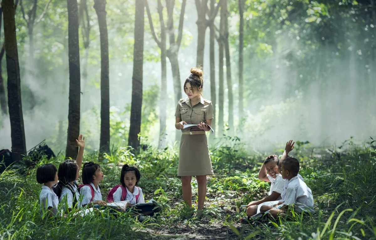 勉強する子供たち