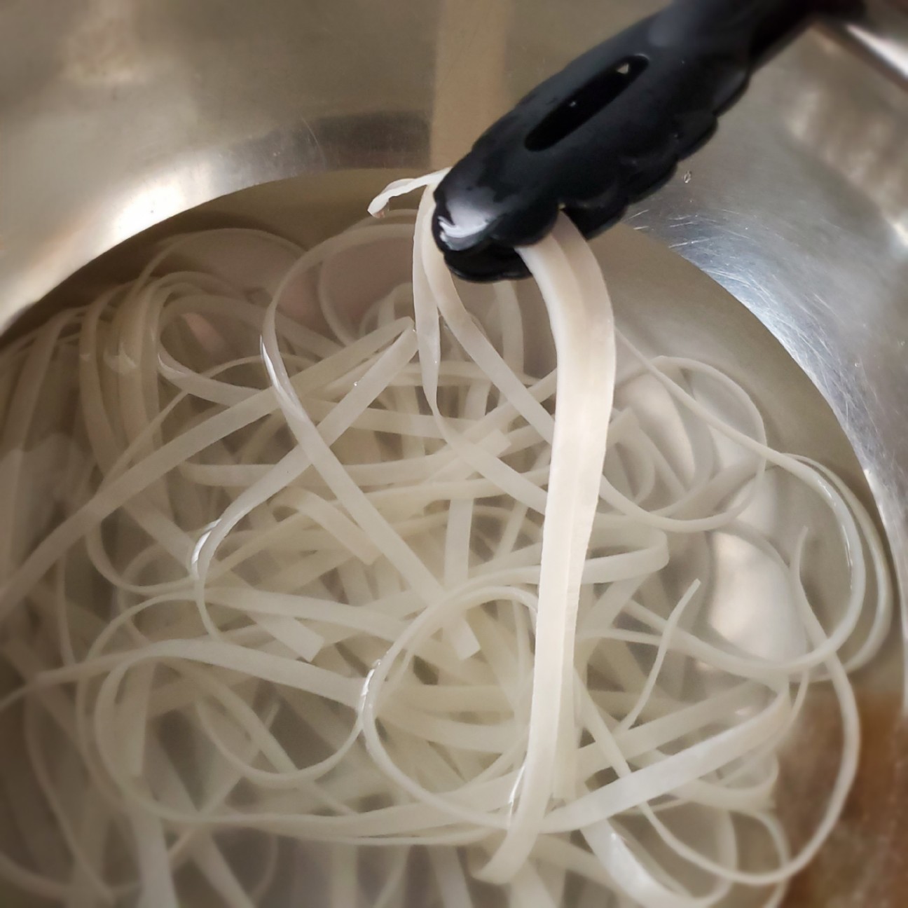 吸水したフォーの麺のようす