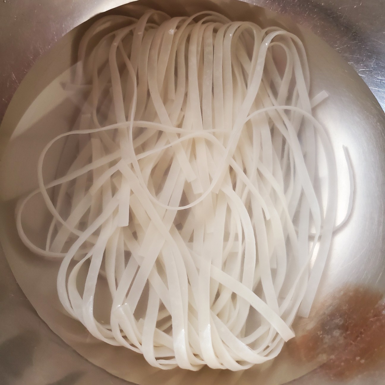 フォーを水に浸しているようす