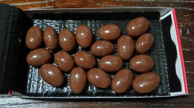 明治「アーモンドチョコレート」 はスーパーでお値段214円 - 友達のパン
