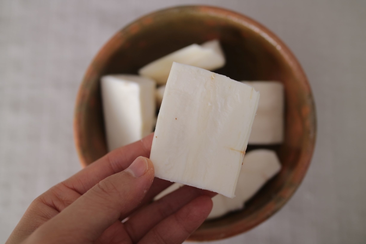 ©JO‘ マッシュキャッサバ(トマトソース入り) / Yuca cocida con salsa de tomate