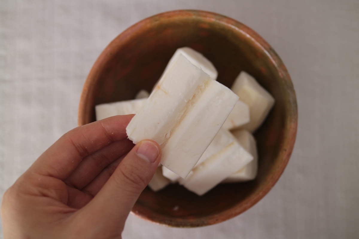 ©JO‘ マッシュキャッサバ(トマトソース入り) / Yuca cocida con salsa de tomate