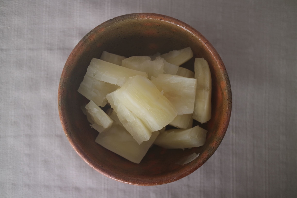 ©JO‘ マッシュキャッサバ(トマトソース入り) / Yuca cocida con salsa de tomate