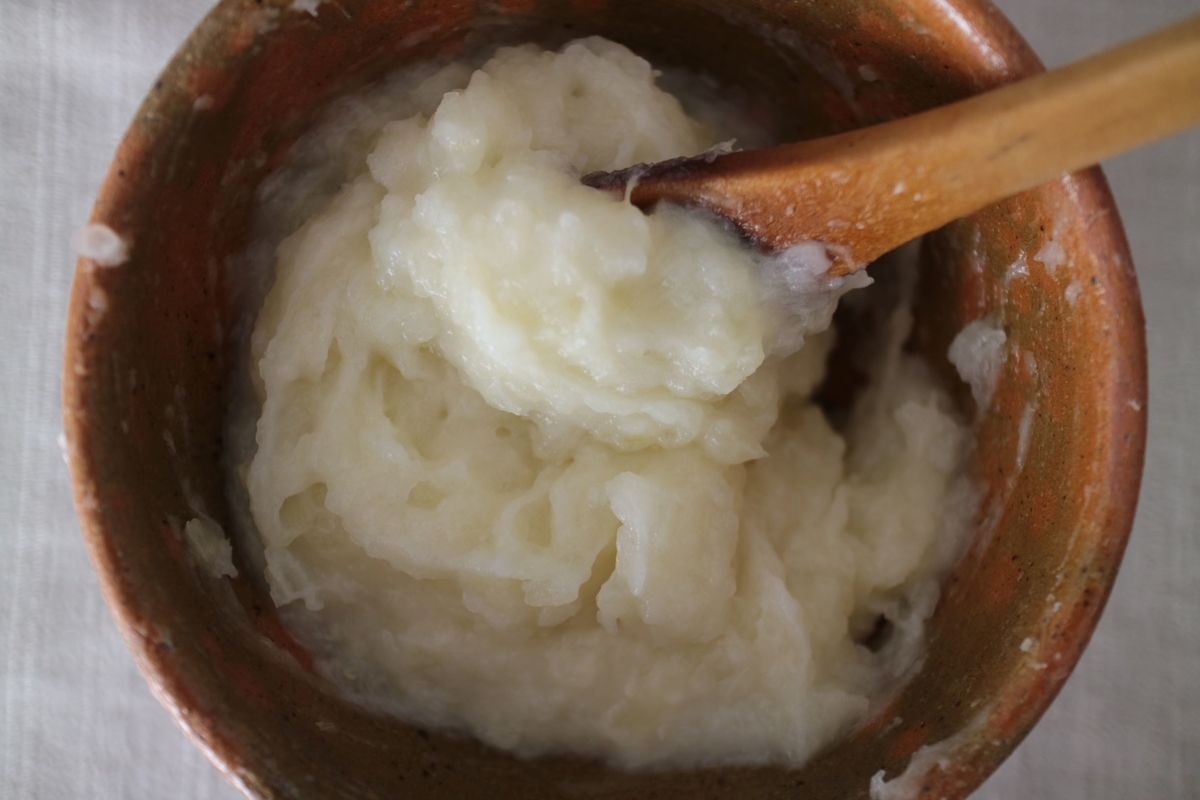 ©JO‘  マッシュキャッサバ（トマトソース入り） / Yuca cocida con salsa de tomate