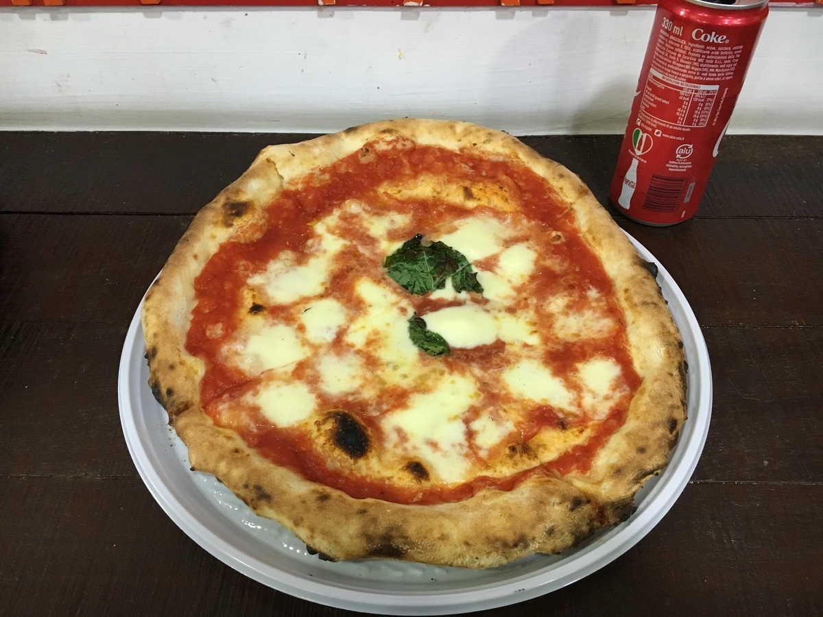 イタリアのレストランで注文したマルゲリータピザ