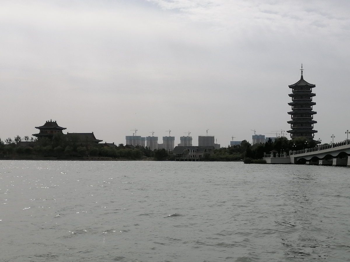 大枯湖と楼閣(ルーズ)