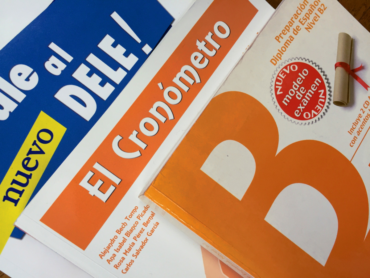 DELE B2対策のための問題集3冊、それぞれの特徴と比較 - ブロゲーロ