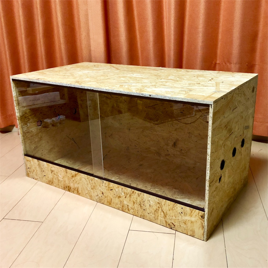 ケージ製作例 側面パンチング仕様 天井金網 床防水塗装合板囲み