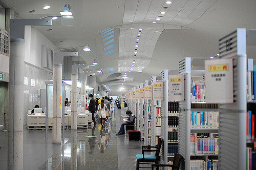 f:id:tokai_futbolsala318:20170405213357j:plain 大学図書館のカウンター受付