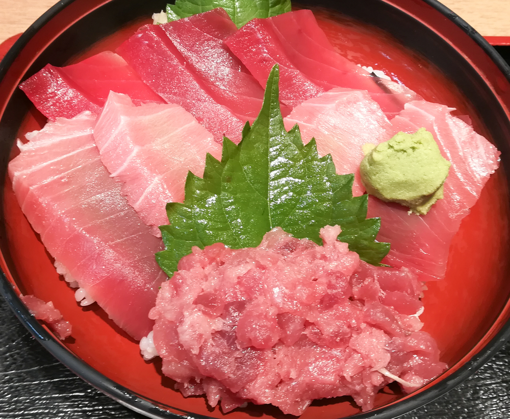 マグロ三色丼ご飯少なめ お一人さまですか カウンター席にどうぞ マグロ三色丼ご飯少なめ お一人さまですか カウンター席にどうぞ