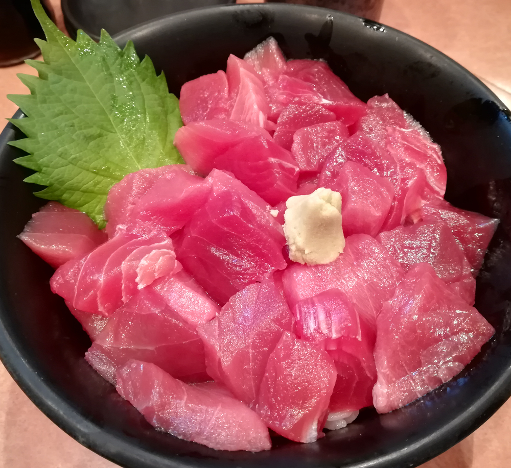 マグロぶつ丼 お一人さまですか カウンター席にどうぞ