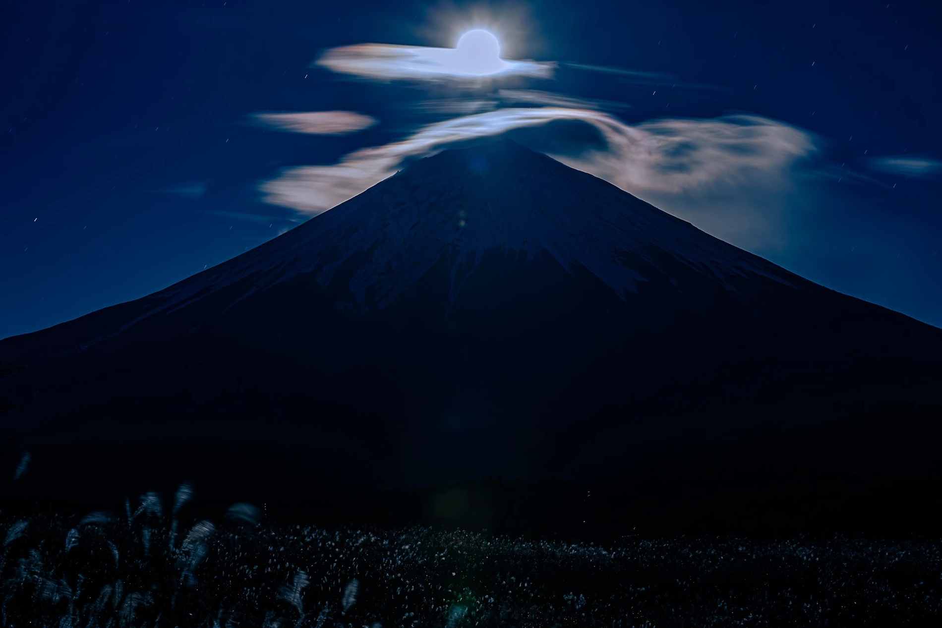 朝霧高原より満月と富士山