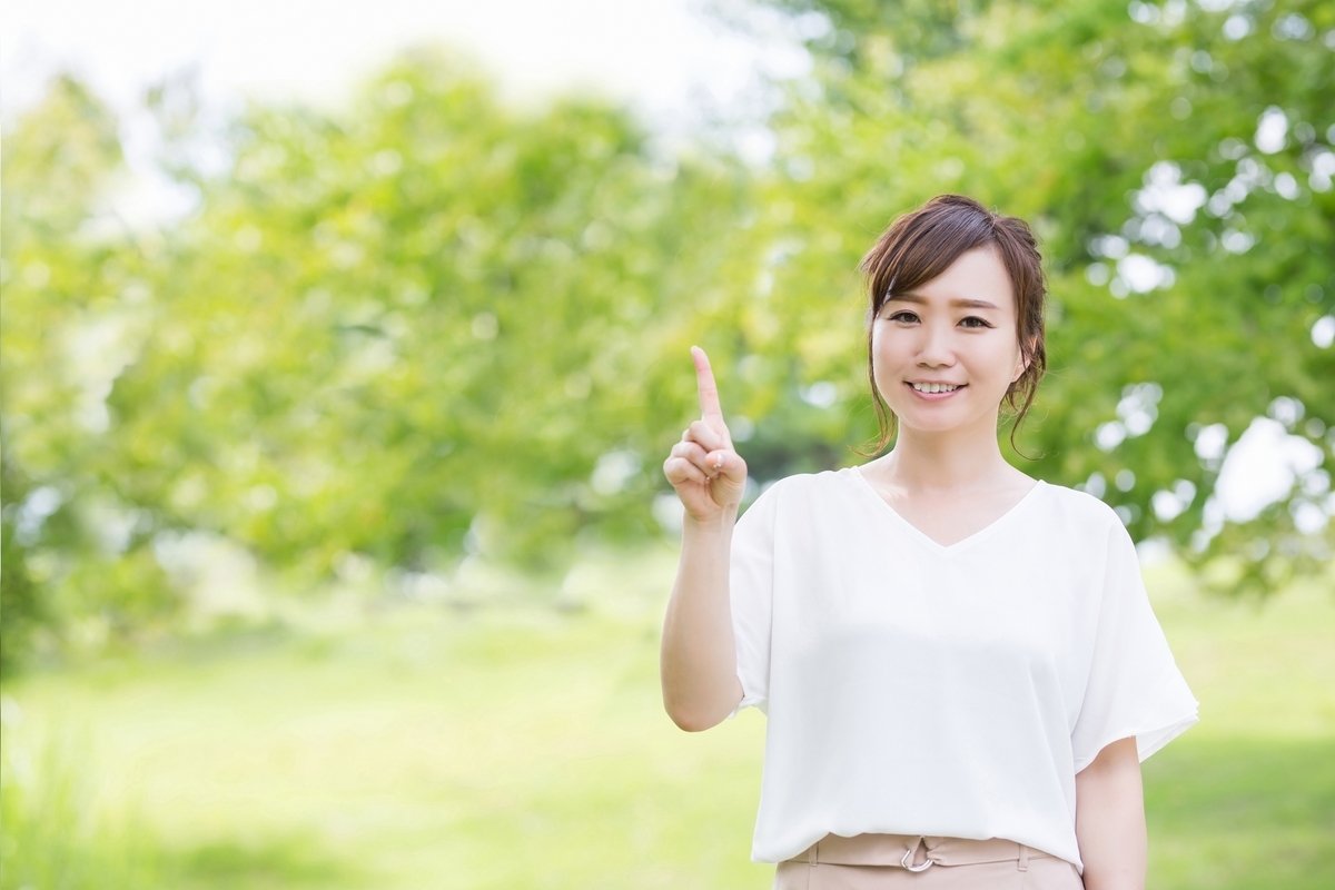女性がにこやかに笑っている